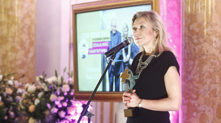 Izabela Szumielewicz, Dyrektor Fundacji Radia ZET trzyma statuetkę Lidera Roku w Ochronie Zdrowia