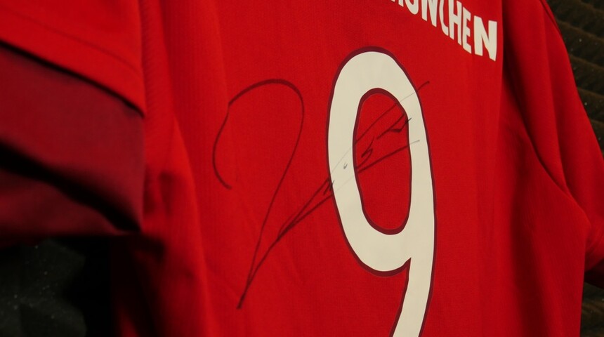 Czerwony T-shirt z autografem Roberta Lewandowskiego