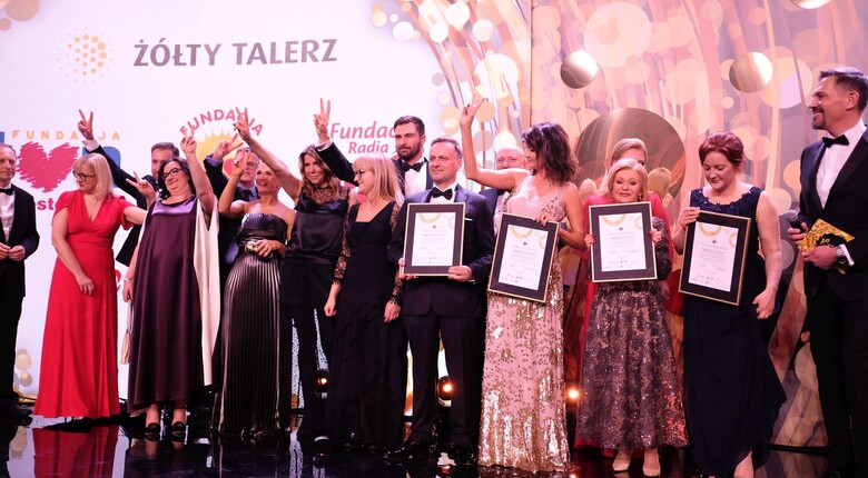 Charytatywny Bal Dziennikarzy, zdjęcie sceny z prowadzącymi