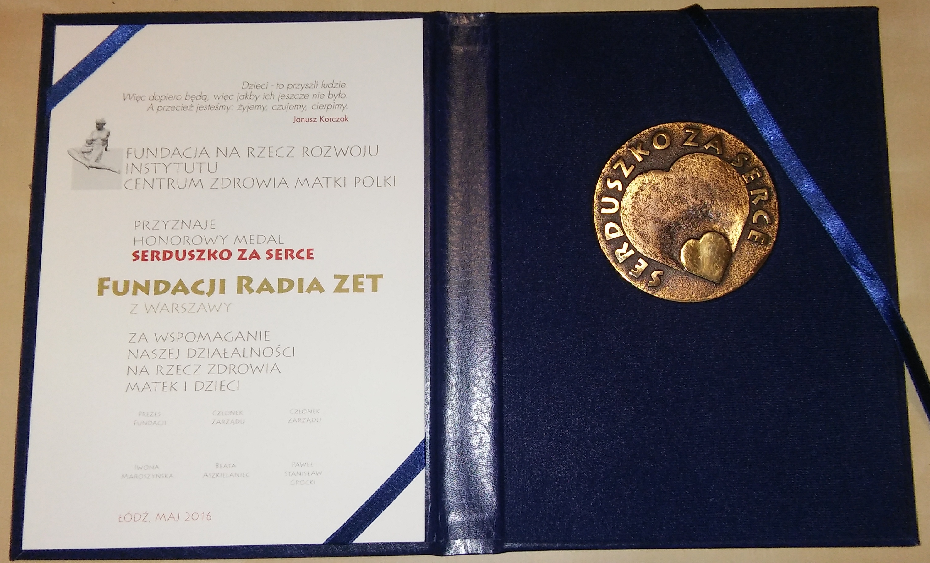 Dyplom i medal "Serduszko za serce" dla Fundacji Radia ZET