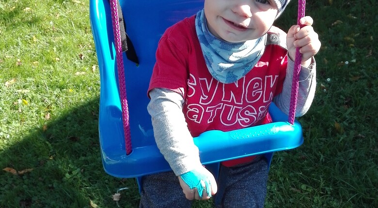 Szymek, podpieczny Fundacji Radia ZET na huśtawce